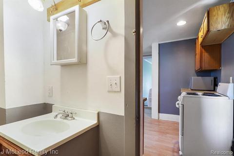 Building Photo - 4689 Center St