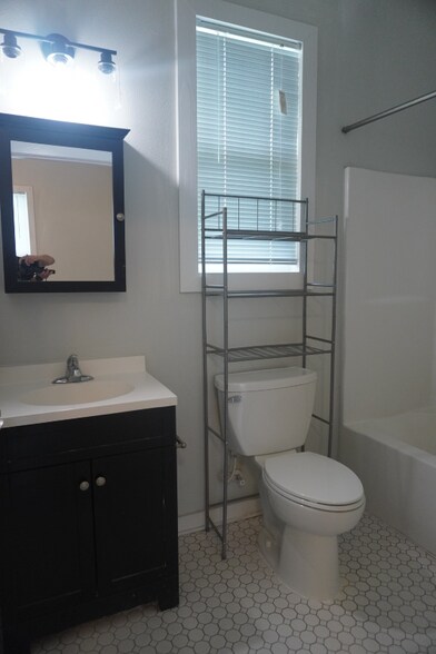 Building Photo - 2025 Elvin Dr