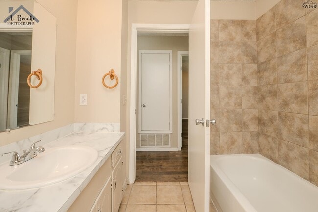 Building Photo - 1118 Crescent Ln