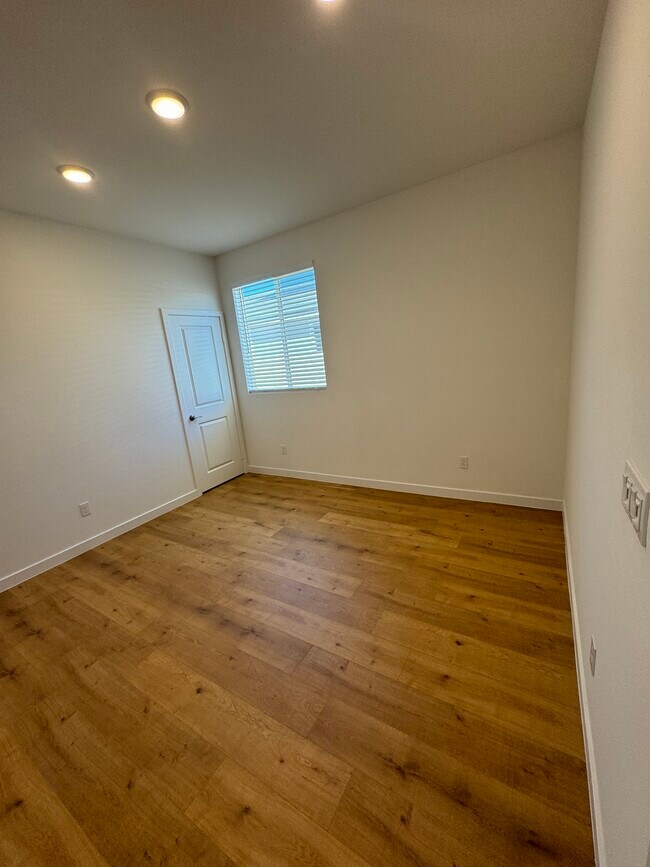 Building Photo - 1593 Broadstream Wy