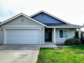 Building Photo - 3/2 Radiant Lake Home