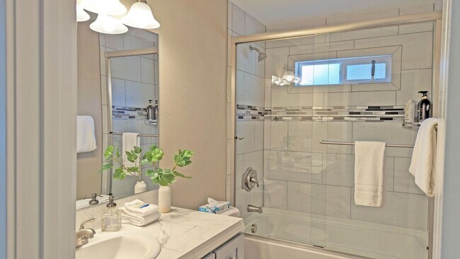 Building Photo - Beautiful Home with Modern Comforts