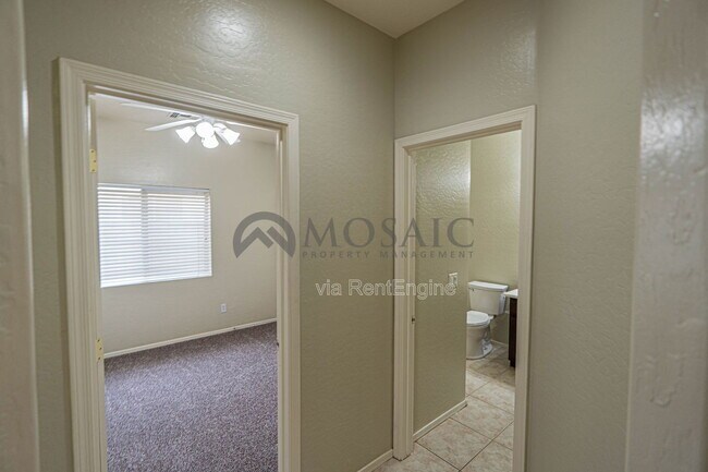 Building Photo - 883 E Powell Way