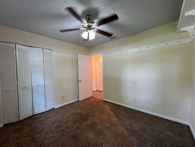 Building Photo - Adorable 3/2 on large corner lot