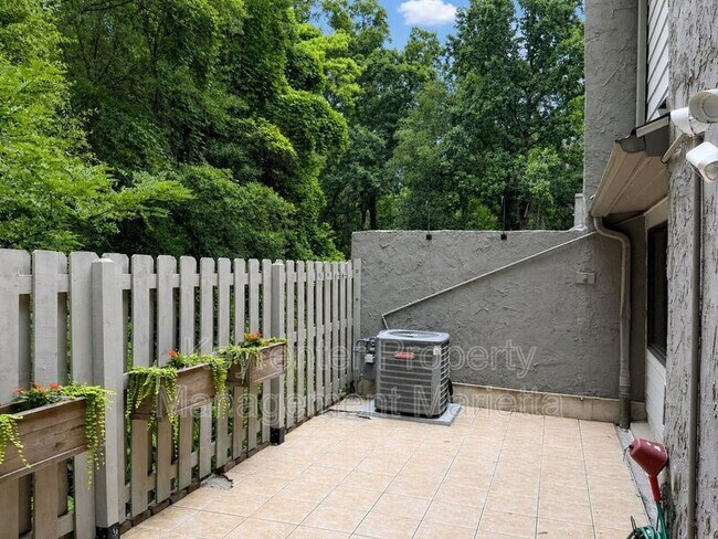 Building Photo - 510 E Ponce de Leon Ave