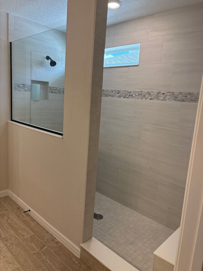Building Photo - Spacious 5-Bedroom Home for Rent in Lake P...