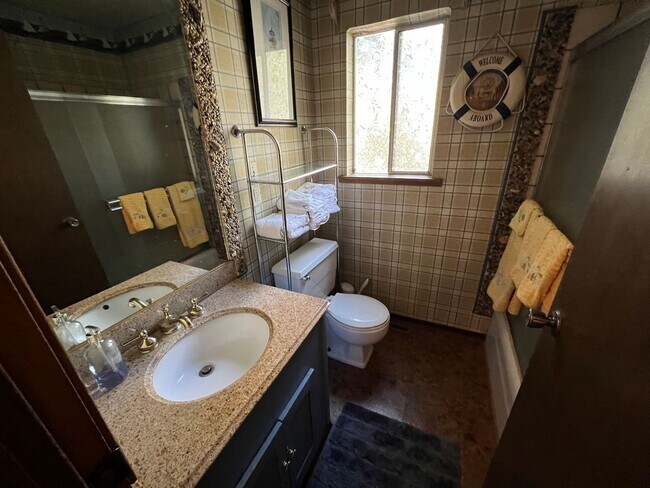 Building Photo - Large furnished 4 bedroom home with 2 car ...