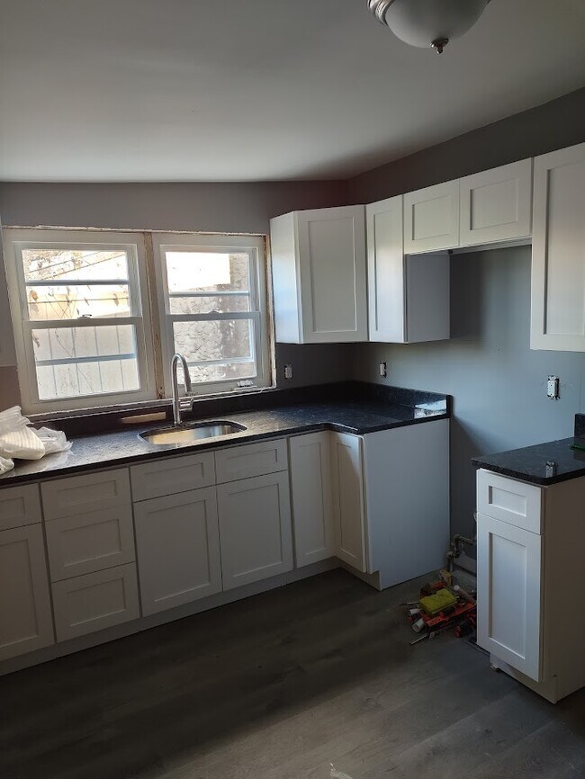 Building Photo - 218 W 5th St