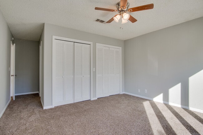 Building Photo - Amazing and spacious 3/2.5 Hermitage Townhouse with fireplace & patio!!! Pets ok!