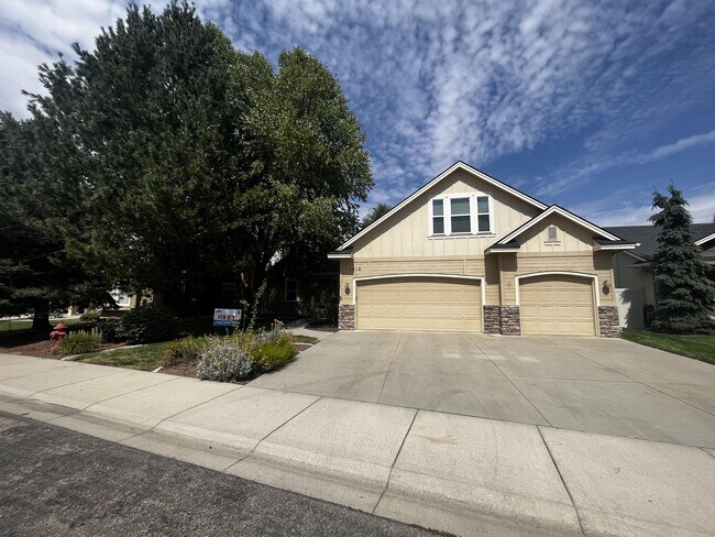 Primary Photo - 1416 W Great Basin Dr