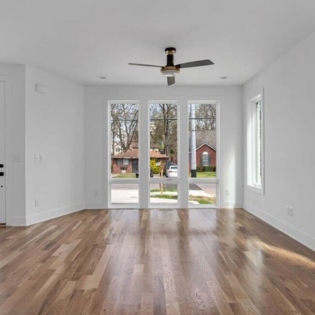 Building Photo - Stunning 4 Bedroom, 3.5 Bath Luxury Home in Nashville