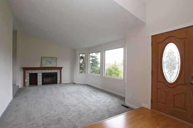 Building Photo - 4 Bedroom 2.5 Baths+ Bonus Home Office/ Woodinville $3850 per Month