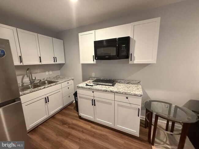 Building Photo - 15670 Mendoza Ln