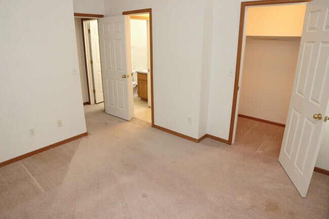 Building Photo - 3380 Saratoga St