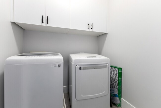 Building Photo - 164 E Lexington Ave