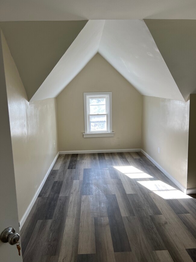 Building Photo - 136 Bowles St