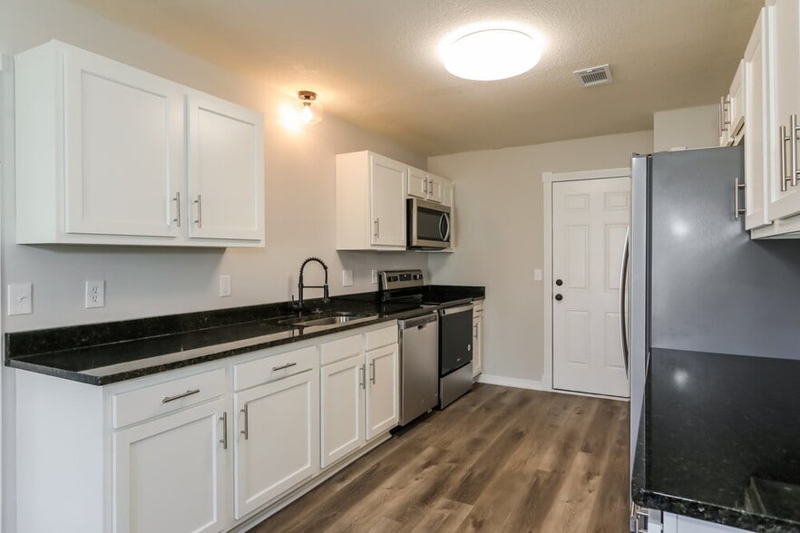 Building Photo - 818 Elmwood St