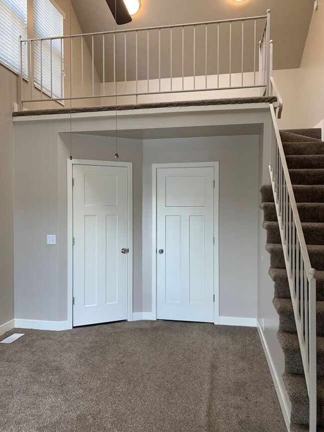 Building Photo - Spacious Main Level Townhouse Available