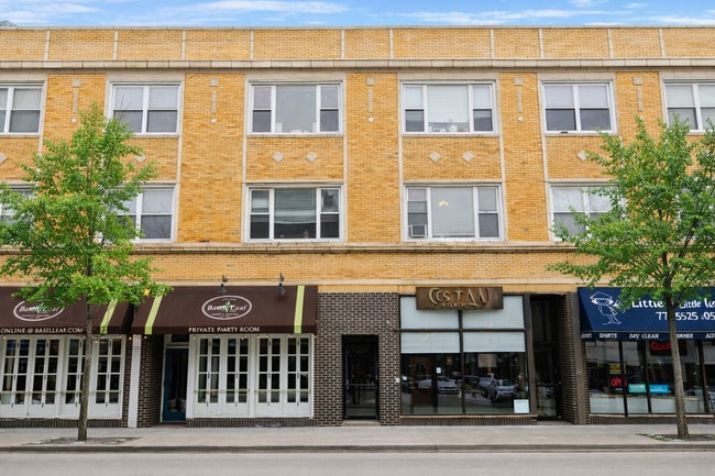 Building Photo - 2467 N Clark St