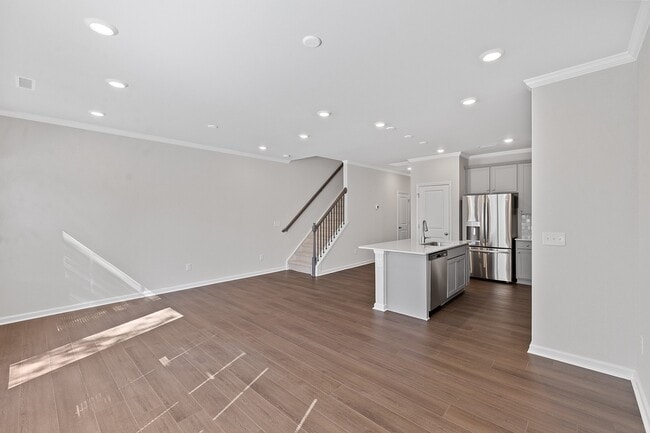 Building Photo - 130 Paramount Dr