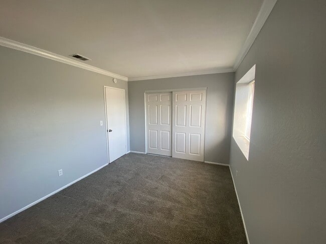 Building Photo - 1460 Kendall Dr