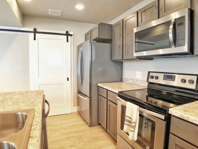 Building Photo - 4715 Siren Rd