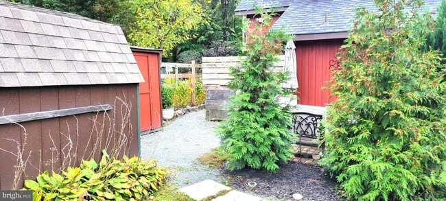 Building Photo - 264 Lake St