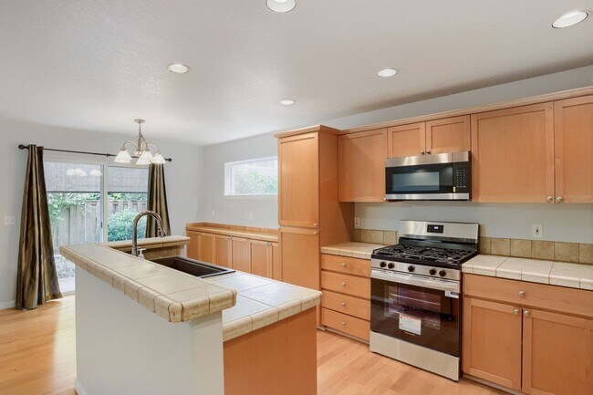 Building Photo - 4BR/2.5BA Home with Main-Level Bedroom/Office — Central A/C & Fenced Yard | Orenco Gardens, Hills...