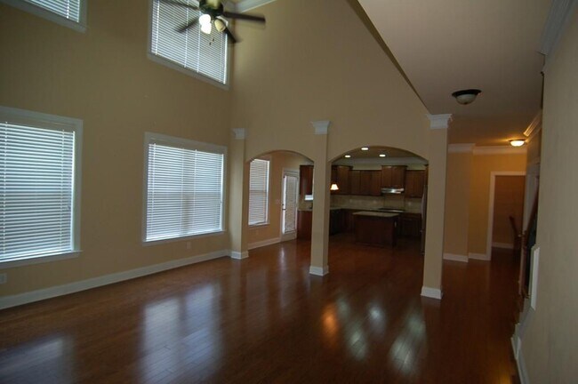 Building Photo - 2145 Manor View