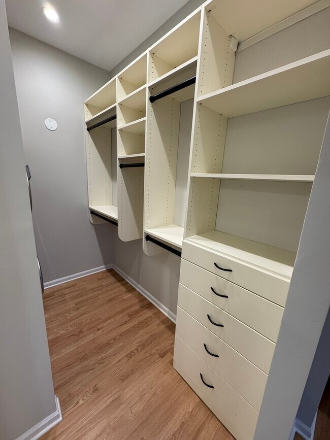 Building Photo - 600 S Dearborn St