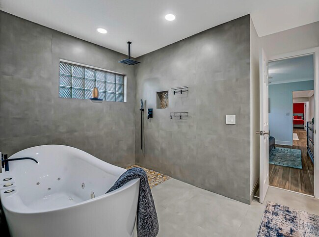 Building Photo - 532 N Palmway
