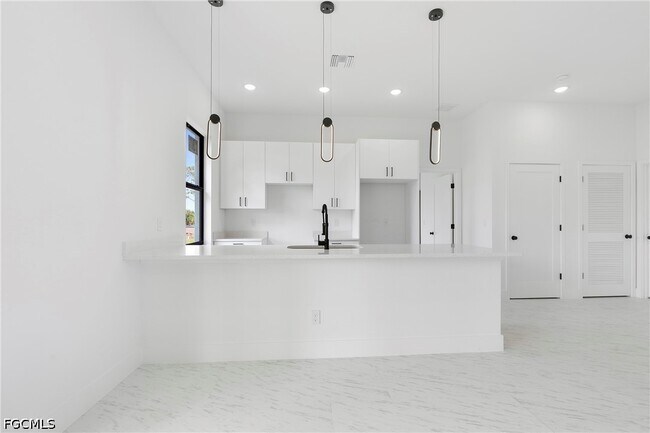 Building Photo - 3175 Sunshine Blvd N