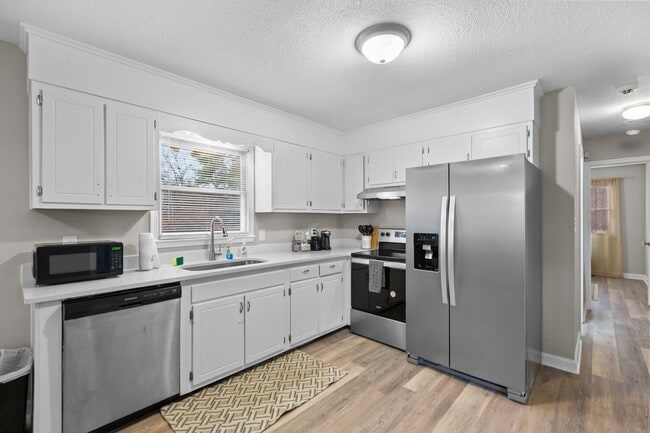Building Photo - 109 Oak Grove Ave