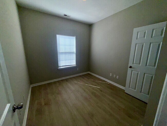 Building Photo - Three Bedroom Townhouse in Regent Park!