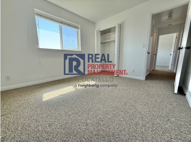 Building Photo - 5 Bedroom 3.5 Bath Duplex - 2 car garage