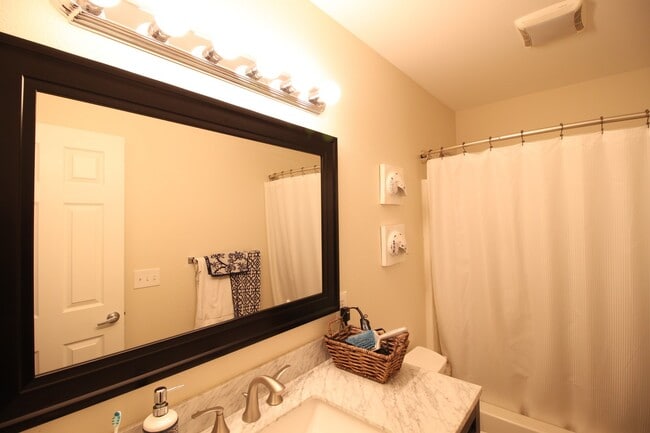 Building Photo - 4 Bed 2.5 Bath - Custom Upgrades - Small Dog - NAS Whidbey