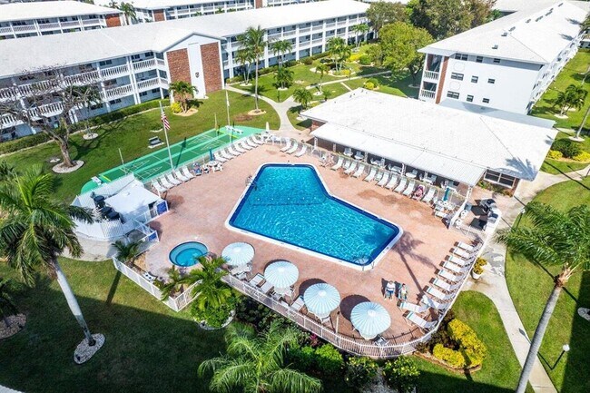 Building Photo - 2455 NE 51st St