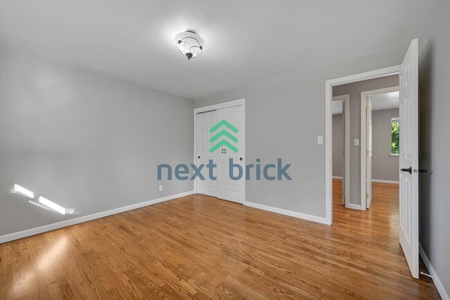 Building Photo - Prime Bellevue Home in a Highly Desirable Neighborhood