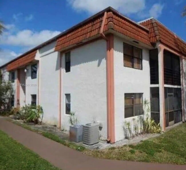 Building Photo - 851 NE 207th Terrace