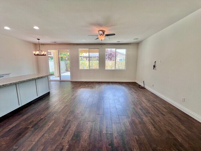 Building Photo - $2,350 Bullard & Locan, 3 bedroom - Wrenwo...