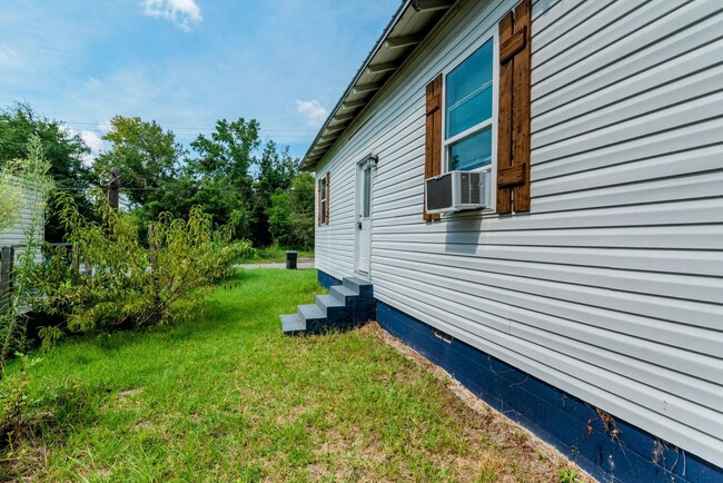 Building Photo - JUST REDUCED!!! 2 bed/1 bath, single-famil...