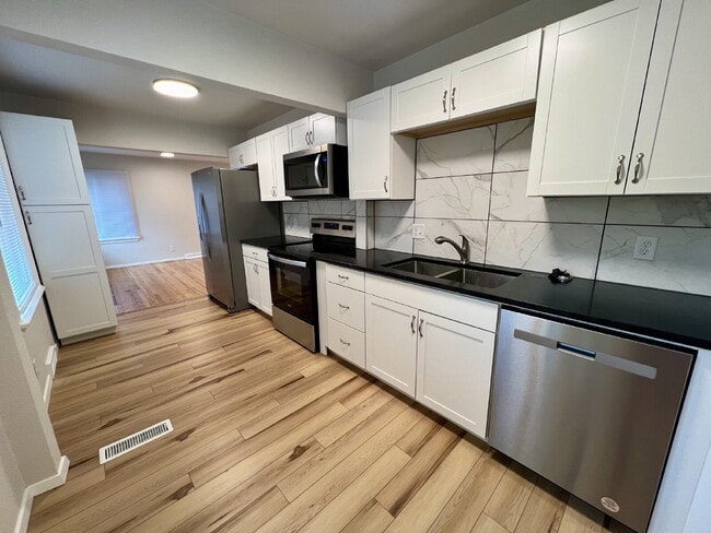 Building Photo - Completely Renovated Three Bedroom Apartment