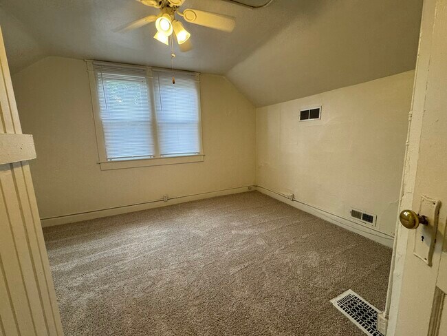 Building Photo - 215 E 9th St