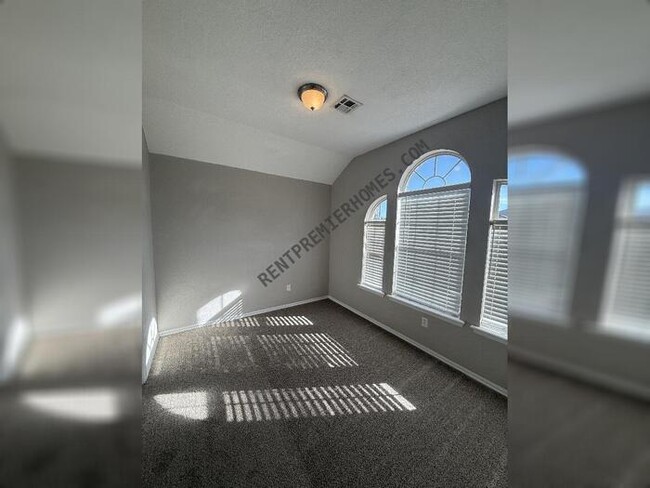 Building Photo - 325 W Strasburg Way