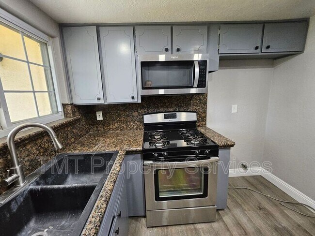 Building Photo - 760 Castle Oaks Dr