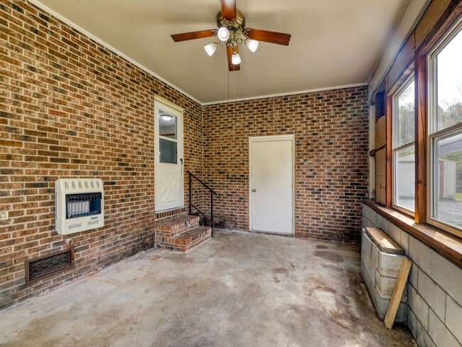 Building Photo - 3 bedroom 1 bath home for rent in New Bern
