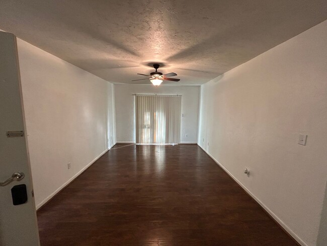 Building Photo - Walk to Campus from your Downstairs Flat