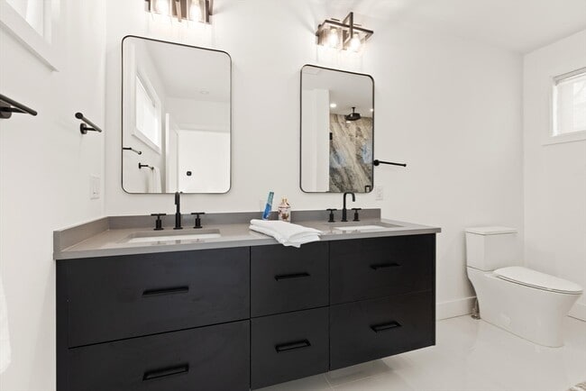 Building Photo - 2 Soden St