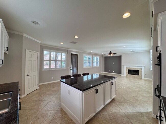 Building Photo - Discover this beautifully upgraded 5 bedro...