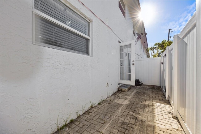 Building Photo - 1470 N Dixie Hwy